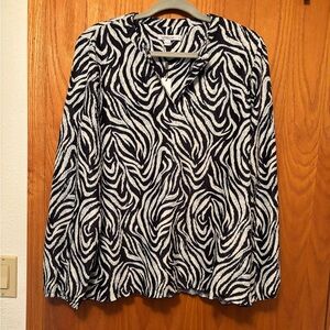 Chicos zebra waves crinkle top in passport blue. Chicos size 2